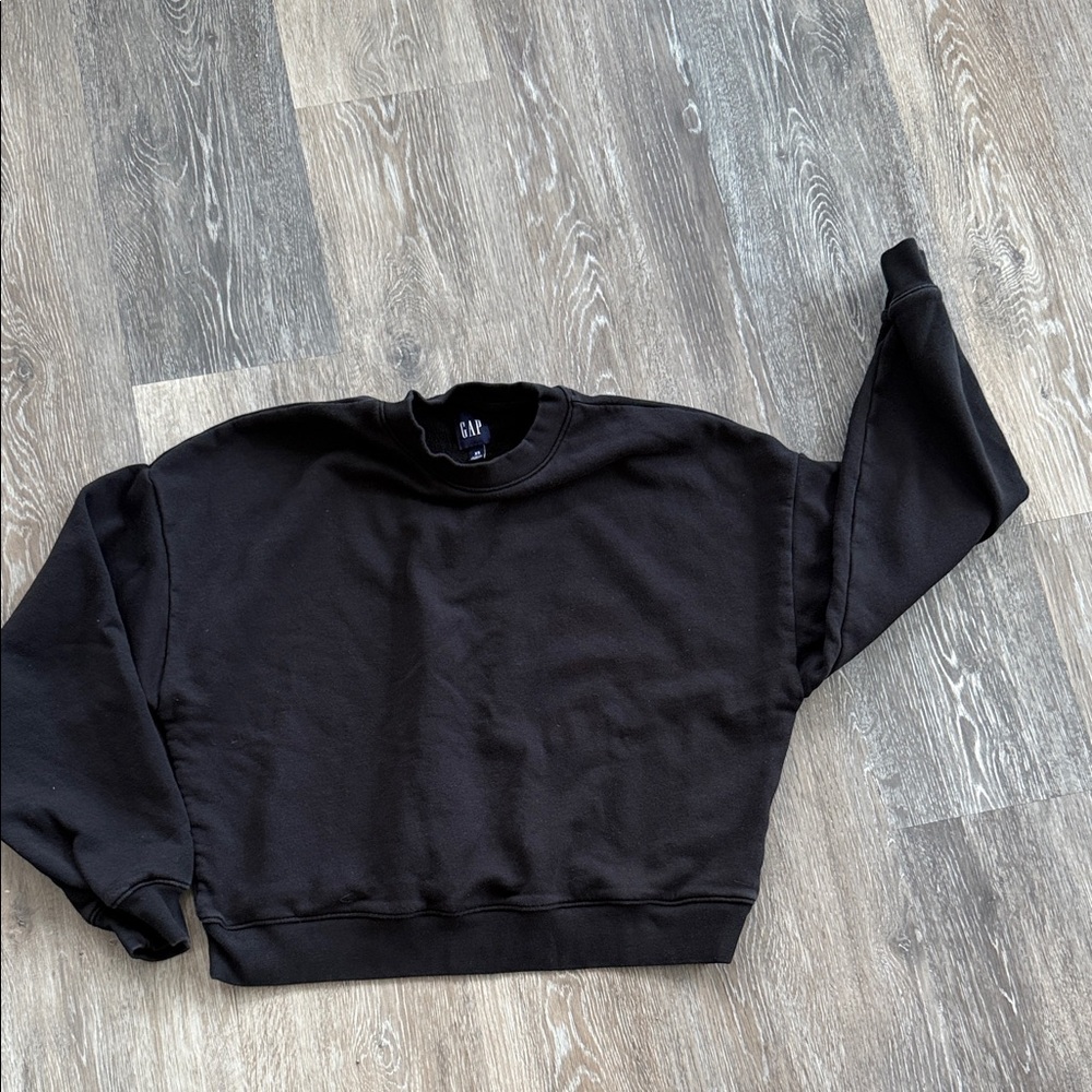 GAP cropped black sweatshirt